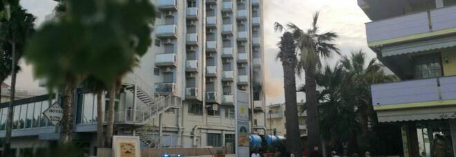 Alba Adriatica, fiamme all'hotel King: solo danni Alba Adriatica, fiamme all'hotel King: solo danni
