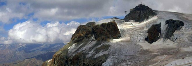 Scioglimento dei ghiacciai in Svizzera fa riemergere resti umani e il relitto di un aereo