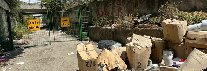 Napoli Est, strada chiusa e rifiuti a terra: nuova discarica a Barra