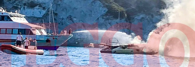 Ponza, yacht in fiamme davanti alla spiaggia del Frontone: panico tra i turisti