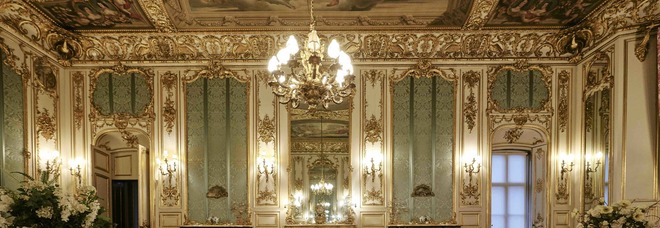 Capodanno da coppia reale: l'esclusiva King Suite del castello di “The Crown” su Airbnb