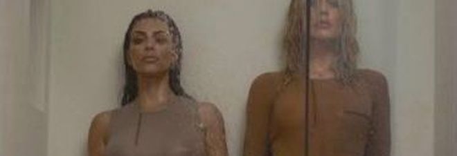 Kim Kardashian torna a posare davanti all’obbiettivo: sotto la doccia con la sorella Khloe