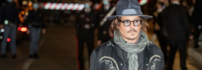 Johnny Depp a Roma, fan in delirio: «Hollywood è priva di umanità, meglio i bambini»