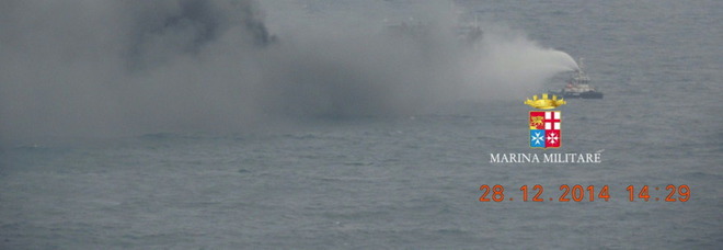 Traghetto in fiamme, l'accusa dei passeggeri: «Nave troppo carica, a bordo tir pieni di olio»