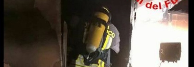 Incendio nella notte, morti padre e figlio: il corto circuito partito dal salotto