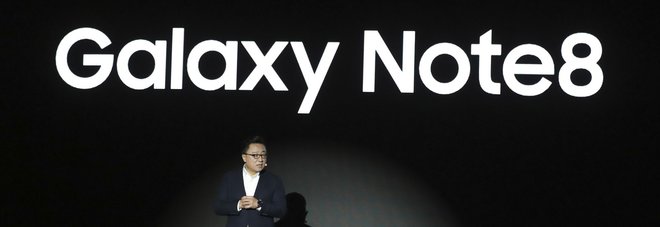 Samsung rilancia nel giorno dei nuovi iPhone: «Nel 2018 uno smartphone pieghevole»