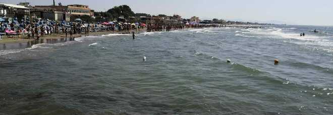 Va a fare il bagno in mare: morto a 22 anni a pochi metri dalla riva, bagnanti sotto choc