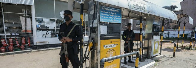 I militari dello Sri Lanka presidiano le stazioni di rifornimento di carburante
