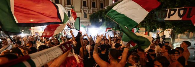 La bandiera italiana sventola su Napoli: notte magica dal Plebiscito alla piazzetta di Capri, esplode la festa
