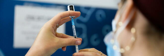 Vaccini, lo studio inglese già guarda al futuro: «Saranno resistenti alle varianti»