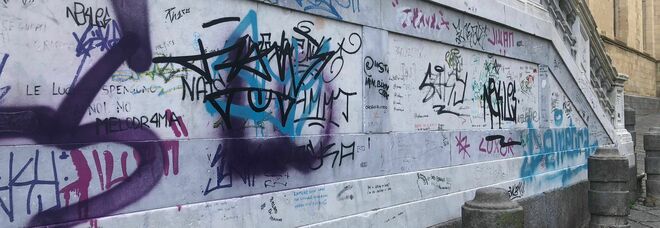 Napoli, i graffiti selvaggi deturpano ancora una volta Santa Chiara: «Bisogna educare i giovani al rispetto»