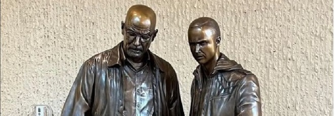 Breaking Bad, polemiche per le statue dei protoagonisti ad Albuquerque. "Celebrano i produttori di metanfetamina"