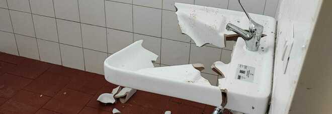 Raid vandalico alla villa comunale di Grumo Nevano, distrutti porta d'ingresso e servizi igienici
