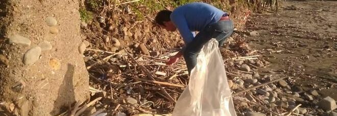 Sindaco-spazzino ad Acciaroli: aiuta i giovani a ripulire la spiaggia