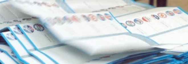 Fotografano schede al seggio: 7 denunciati in Campania Fotografano schede al seggio: 7 denunciati in Campania