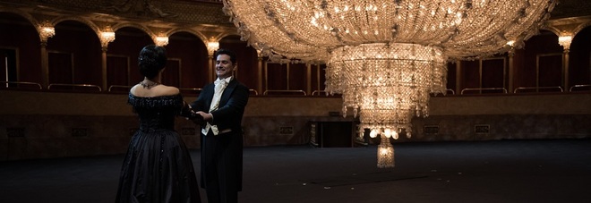 Il lampadario monumentale del Costanzi protagonista del film opera Traviata, regia di Martone