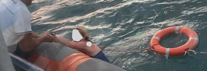 Ischia: bagnante spinta al largo dalla corrente, salvata dalla Guardia costiera