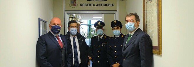 Questura di Terni, inaugurazione della sala riunioni intitolata all'egente ternano Roberto Antiochia Questura di Terni, inaugurazione della sala riunioni intitolata all'egente ternano Roberto Antiochia