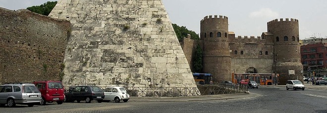 Roma, case abusive a Piramide: iniziato il blitz della polizia per lo sgombero Roma, case abusive a Piramide: iniziato il blitz della polizia per lo sgombero