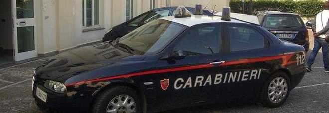 Ferito dai "narcos" a colpi di fucile sul balcone di casa: controlli a tappeto dei carabinieri
