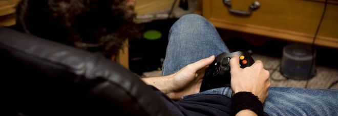 Adolescente dipendente dai videogiochi,
si taglia la mano: "Non riesco a smettere"