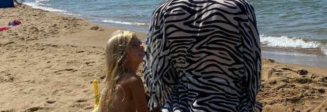 Ilary Blasi non rinuncia alla villa a Sabaudia: eccola in spiaggia con la figlia Isabel