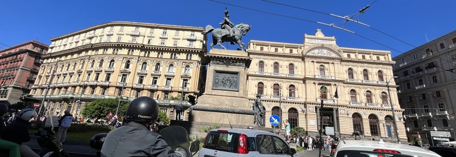 Piazza Bovio, traffico in tilt per la protesta Fridays for future