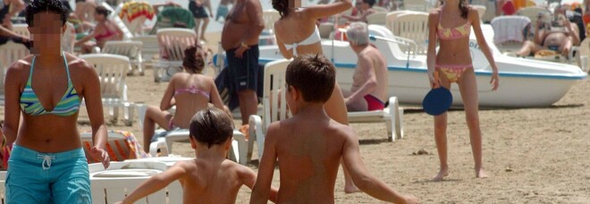 Fotografa bimbi nudi in spiaggia all'Elba, genitori fanno arrestare turista. «Sul suo tablet foto pedoporno»