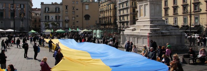 Ucraina, il popolo di Kiev sfila in piazza Dante: «Via Putin, grazie Napoli»