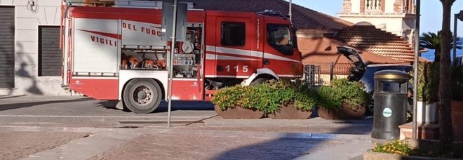 Gattina intrappolata nel motore di un'auto: salvataggio dei pompieri a Castellabate