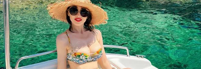 Chiara Francini, l'attrice festeggia l'onomastico in barca all'isola del Giglio: il bikini fa impazzire i fan