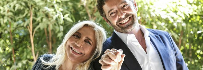 Alberto Matano si sposa, è ufficiale: «Il matrimonio con il compagno storico a luglio, officia Mara Venier». Le indiscrezioni