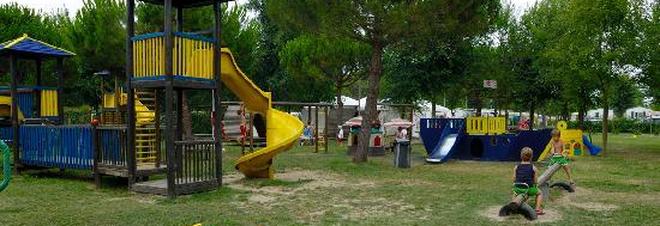 Brescia, bimbo cade nel vuoto al parco giochi: è in fin di vita