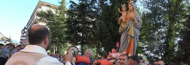 Marano, no alla processione nei viali abitati dai Polverino: «Qui governa lo Stato italiano»