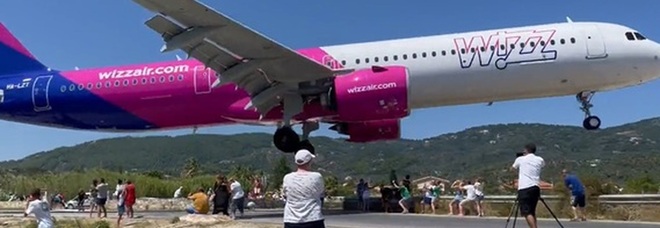 Wizz Air, aereo sfiora turisti in spiaggia sull'isola greca di Skiathos. «Atterraggio da record»