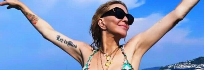Ischia, Courtney Love turista ringrazia sui social la splendida isola verde