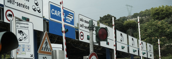 Napoli, sulla tangenziale un'auto con targa straniera si scontra con moto: conducente denunciato
