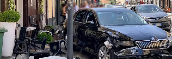 Auto finisce contro un bar a Pontecagnano: ingenti danni
