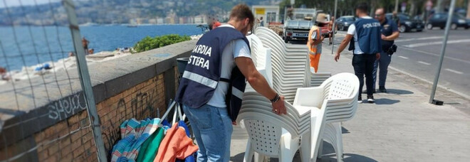 Napoli, lido abusivo alla “colonna spezzata”: sequestrati 21 ombrelloni e 118 sedie