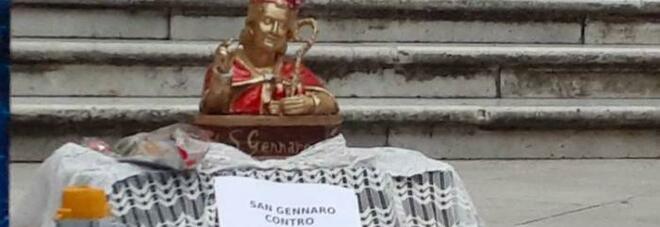 Napoli, i 150 no green pass sulle scale del Duomo con un busto di San Gennaro