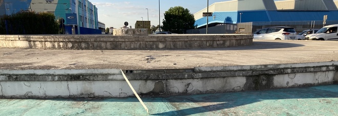 Napoli, opera d'arte invasa dal degrado: così muore la fontana di Buren a Ponticelli