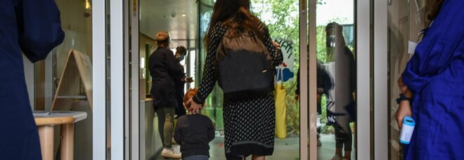 Fa il tampone e va all'asilo prima dell'esito, bambino positivo al Covid: quarantena per compagni e insegnanti