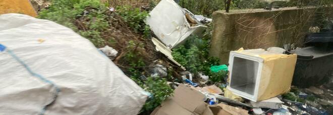 Napoli, discariche illecite in strada: migliaia di euro per le bonifiche