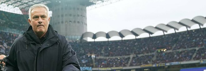 Inter-Roma, ovazione di San Siro per Mourinho al 73'. E lo Special One (sotto 3-0) accenna un sorriso e ringrazia
