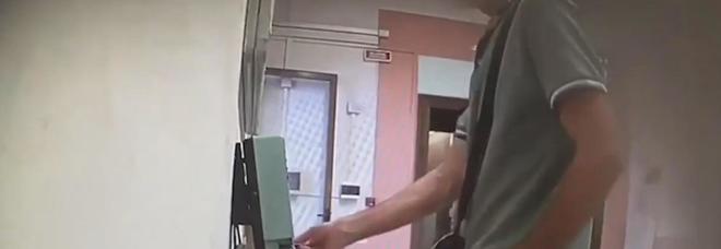 Timbravano il cartellino e poi lavoravano per i privati: licenziati 10 giardinieri del Comune
