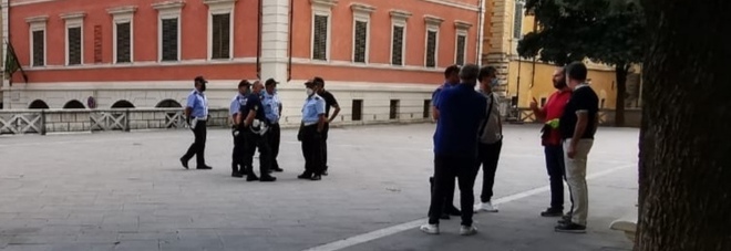 Le forze dell'ordine in piazza Matteotti Le forze dell'ordine in piazza Matteotti