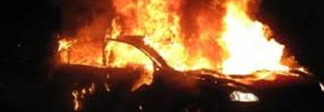 Napoli: racket di Ferragosto, panettiere denuncia e gli incendiano l'auto