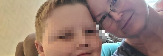 Bambino di 11 anni accoltellato nel sonno. In punto di morte rivela: «È stata mamma»