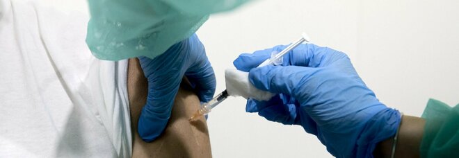 Covid Napoli, alla Fagianeria giornate dedicate a prenotazioni per quarta dose di vaccino