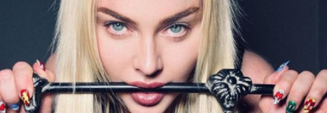 Madonna riposta le foto censurate da Instagram: «A chi fa paura un seno nudo?»